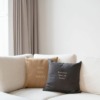 Zusss kussen veni vidi amavi 45x45cm kaki 0101 078 1526 00 sfeer1